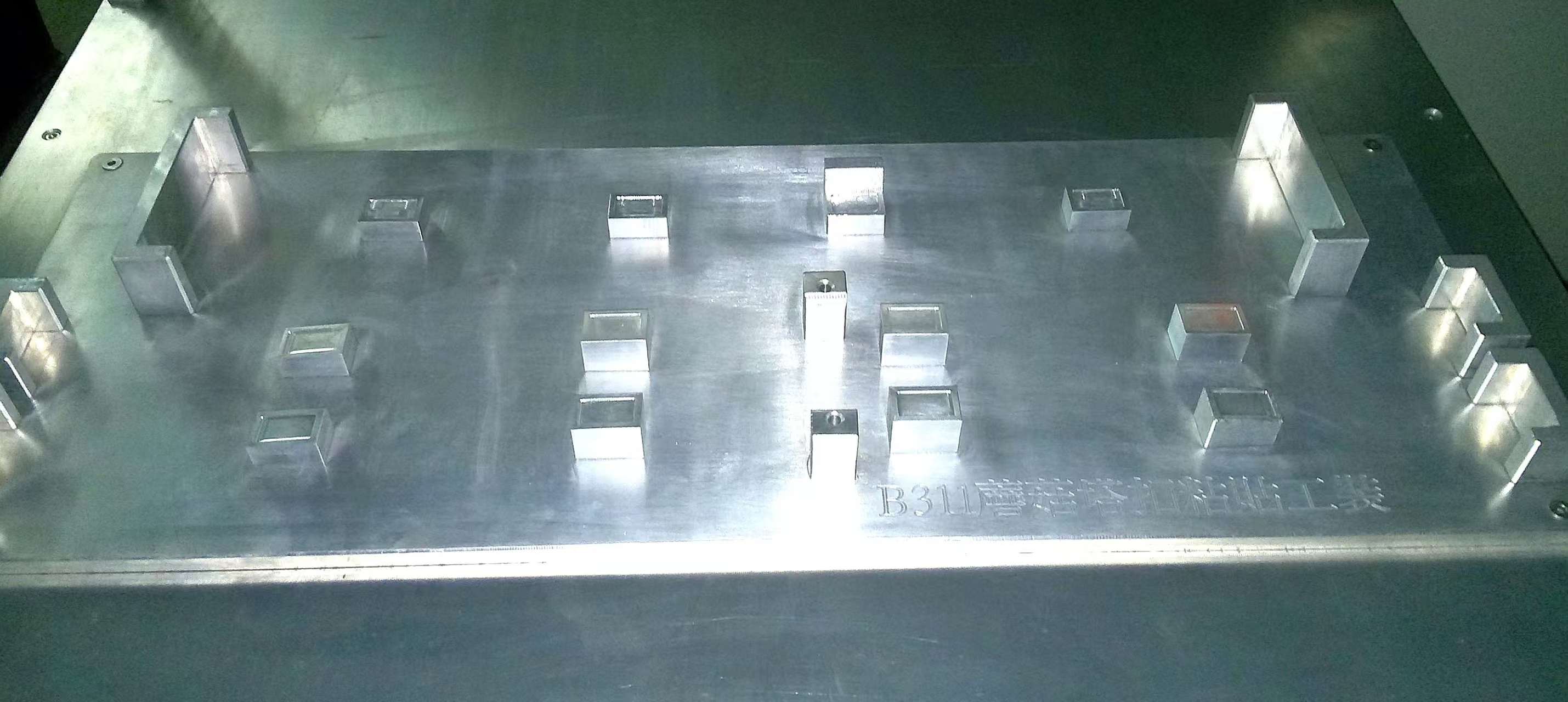 汽车遮阳帘粘贴工装